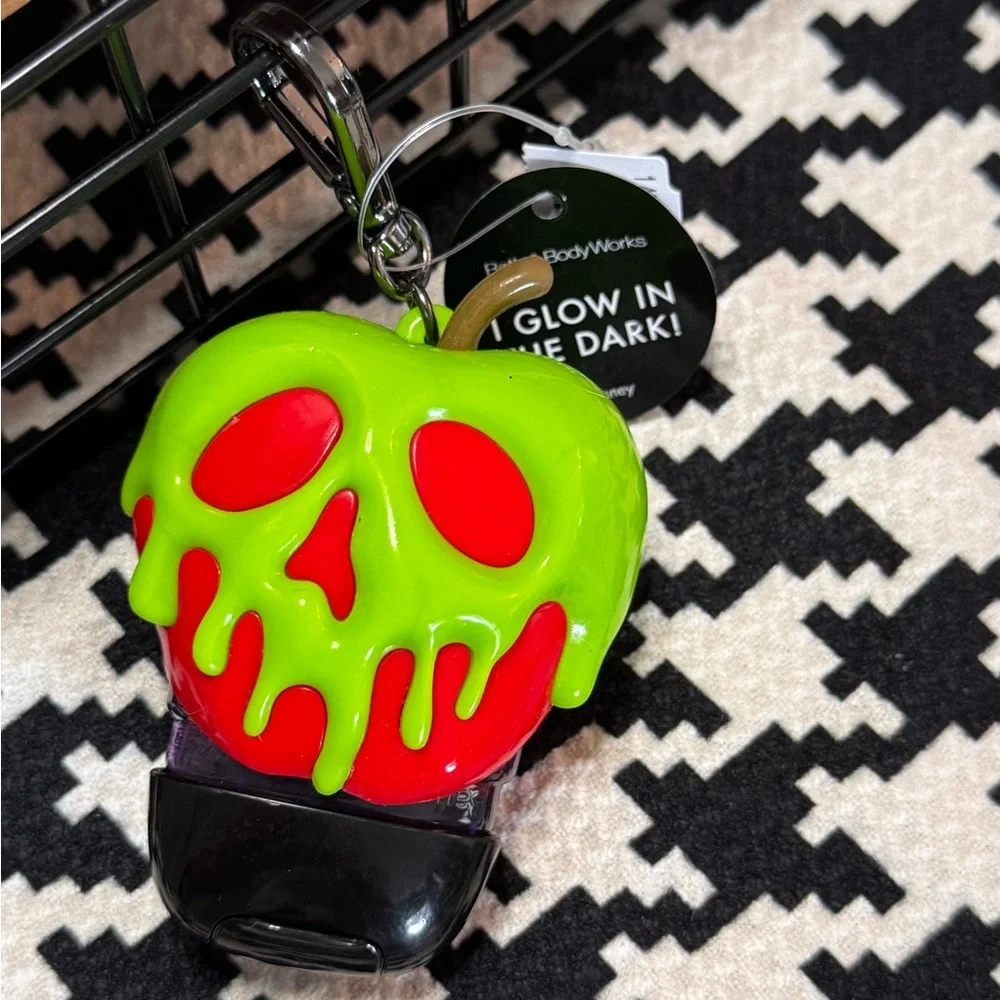 NWT B&BW Evil Queen Disney Villain Poison Apple Pocketbac Keychain & REFILL - Picture 7 of 9